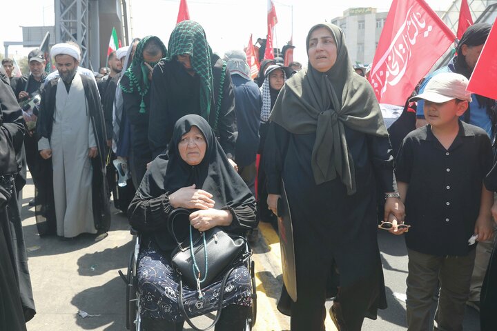 تشییع پیکر مطهر رهبر شهید انقلاب با حضور اقشار مختلف تهران