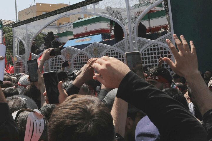 تشییع پیکر مطهر رهبر شهید انقلاب با حضور اقشار مختلف تهران