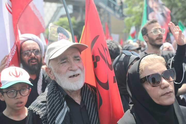 تشییع پیکر مطهر رهبر شهید انقلاب با حضور اقشار مختلف تهران