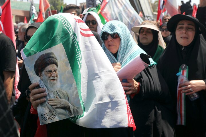 تشییع پیکر مطهر رهبر شهید انقلاب با حضور اقشار مختلف تهران