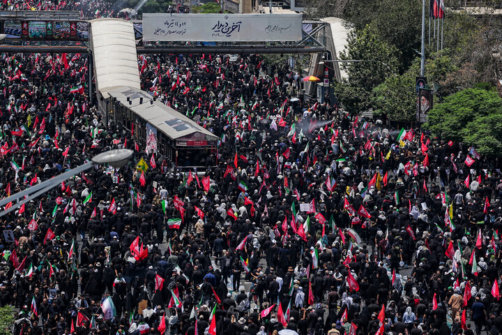 مراسم تشییع پیکر رهبر شهید انقلاب و خانواده ایشان در تهران