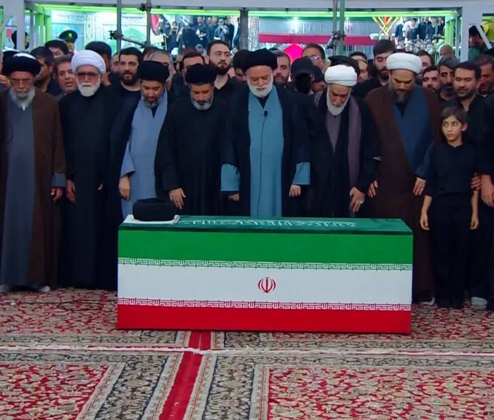 اقامه نماز بر پیکر رهبر شهید انقلاب توسط فرزند ارشد ایشان