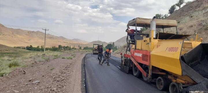 عملیات آسفالت محور بام–فتح‌آباد پس از سال‌ها پیگیری آغاز شد