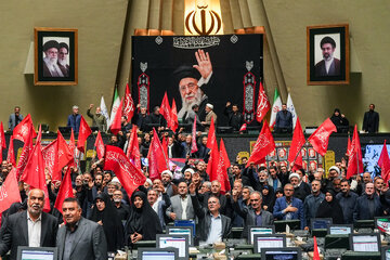 پرچم‌های سرخ در صحن سبز؛ عهد محکم نمایندگان و مردم برای انتقام
