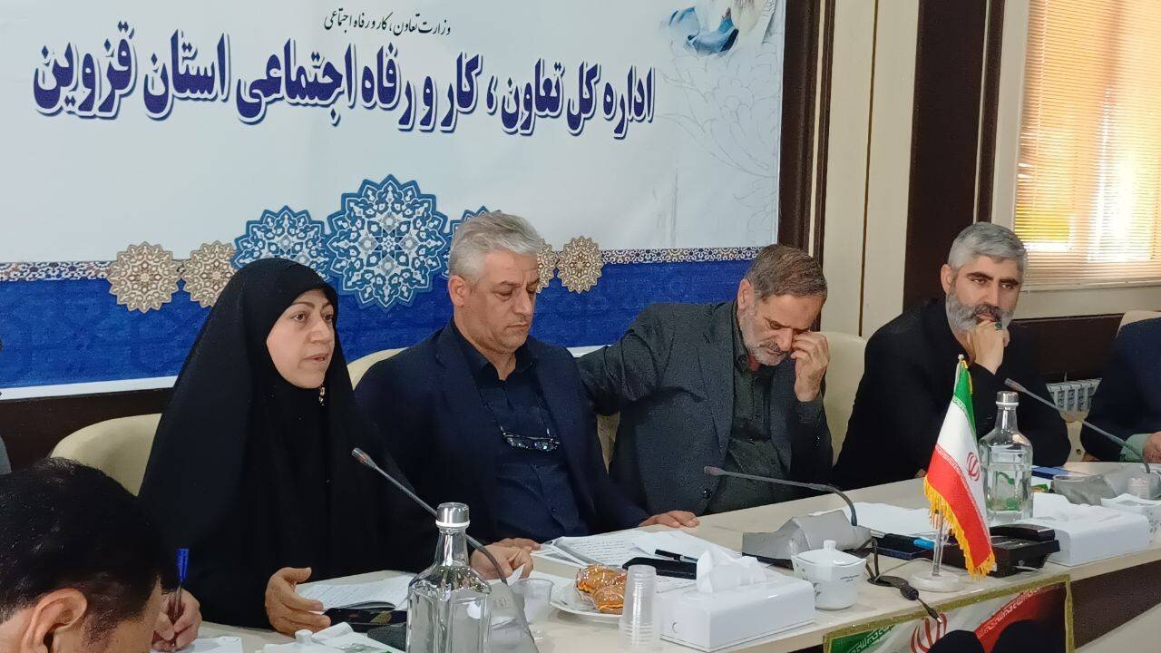 نشست تخصصی بررسی مشکلات حوزه کارگری و کارفرمایی استان قزوین با حضور محمدبیگی/ بررسی مشکلات حوزه کارگری و کارفرمایی، مسکن کارگری و آسیب های وارده ناشی از جنگ به صنایع و کارگران نشست تخصصی بررسی مشکلات حوزه کارگری و کارفرمایی استان قزوین با حضور محمدبیگی/ بررسی مشکلات حوزه کارگری و کارفرمایی، مسکن کارگری و آسیب های وارده ناشی از جنگ به صنایع و کارگران