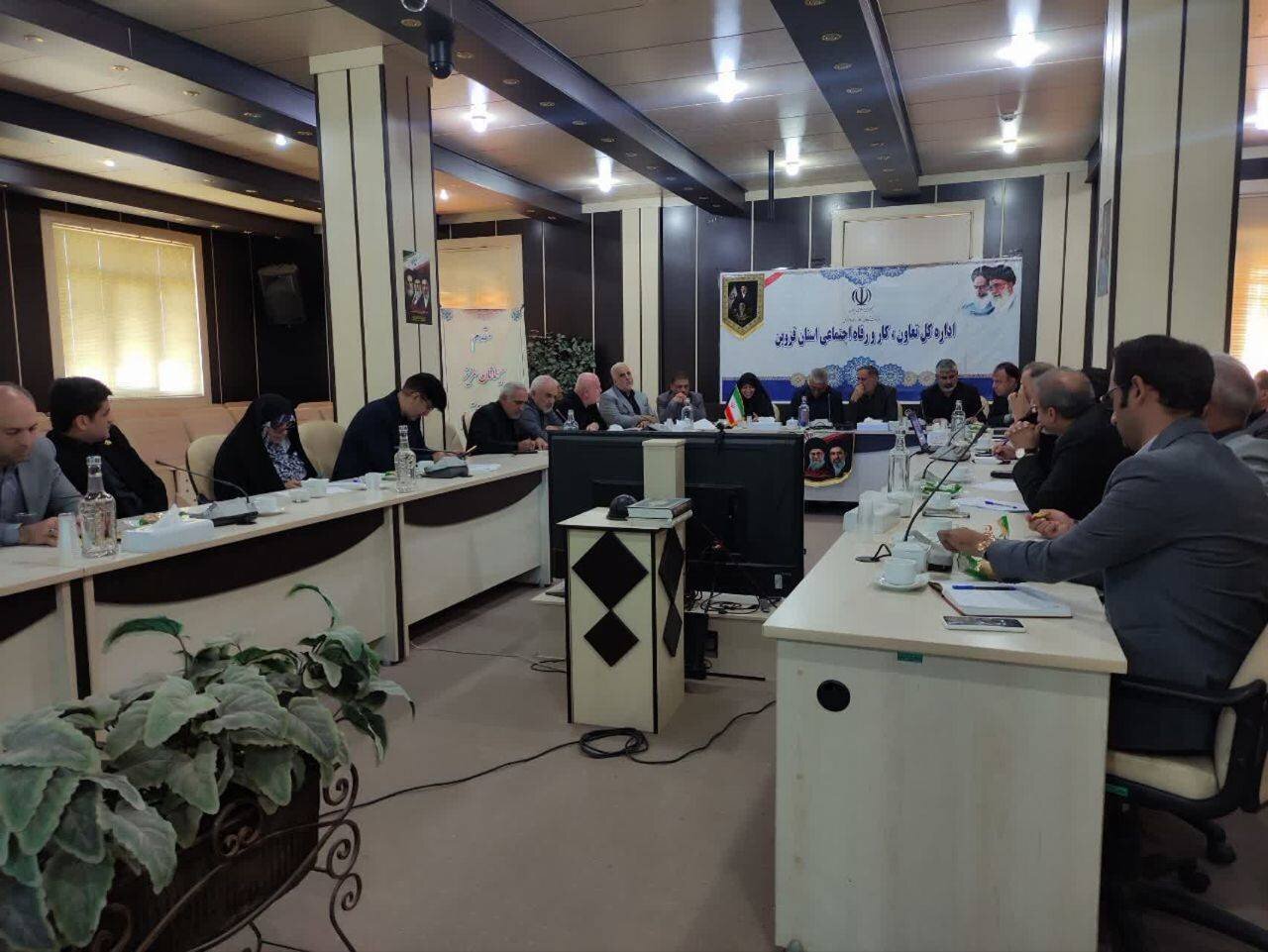 نشست تخصصی بررسی مشکلات حوزه کارگری و کارفرمایی استان قزوین با حضور محمدبیگی/ بررسی مشکلات حوزه کارگری و کارفرمایی، مسکن کارگری و آسیب های وارده ناشی از جنگ به صنایع و کارگران