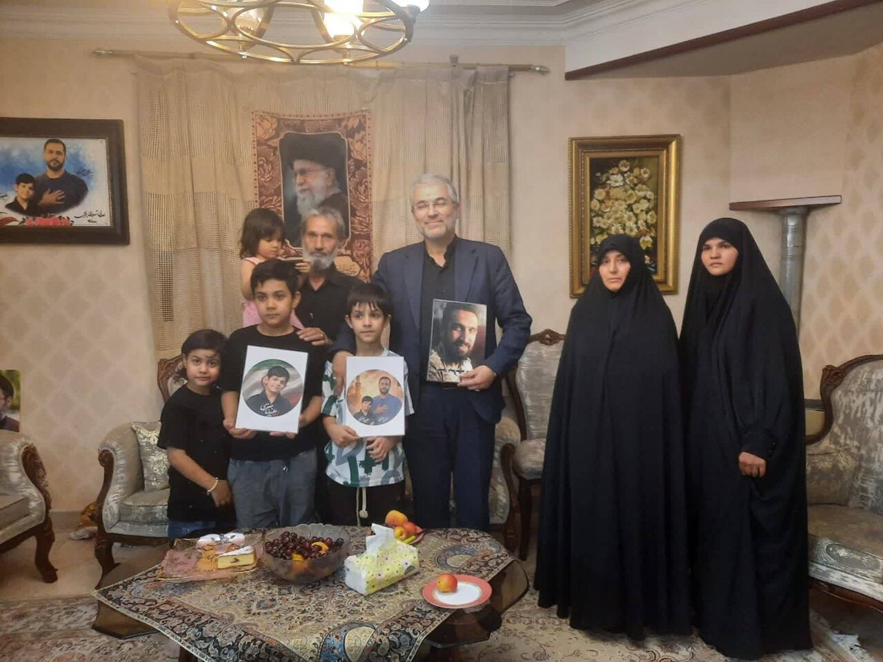 فلسفی با خانواده شهیدان رامین و علیرضا جعفری دیدار و گفتوگو کرد فلسفی با خانواده شهیدان رامین و علیرضا جعفری دیدار و گفتوگو کرد
