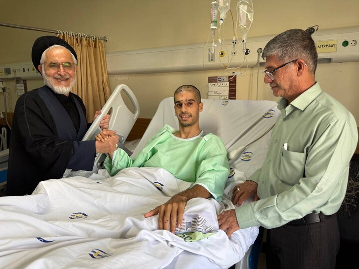عیادت نماینده شوشتر و گتوند از جانباز سرافراز، محمد جزایری/ جوانی که درس و دانشگاه را به عشق دفاع از میهن رها کرد