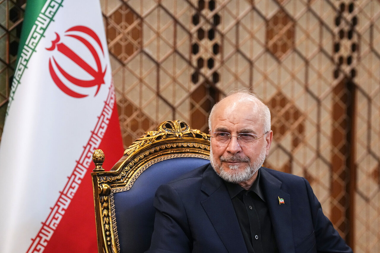 آمریکا سیلیهایی را که در میدان نبرد میخورد با ریختن خون بیگناهان جبران میکند، تاوان خواهند داد قالیباف