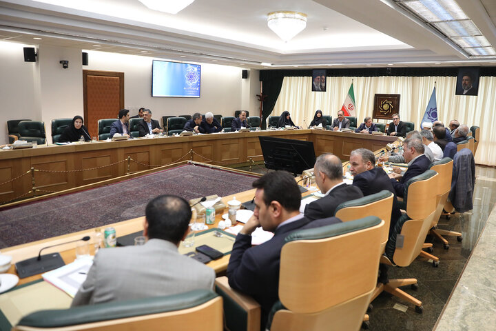 نشست مشترک کمیسیون صنایع و معادن مجلس با رئیس کل بانک مرکزی ایران