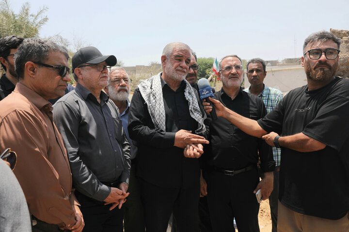 بازدید اعضای کمیسیون امور داخلی کشور از محل اصابت اخیر موشک دشمن  در شهرستان قشم استان هرمزگان