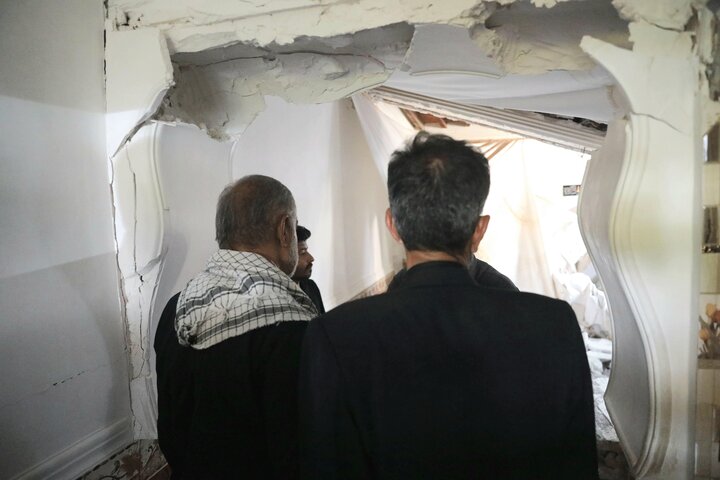 بازدید اعضای کمیسیون امور داخلی کشور از محل اصابت اخیر موشک دشمن  در شهرستان قشم استان هرمزگان