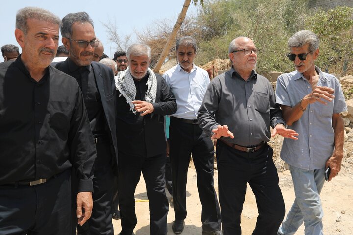 بازدید اعضای کمیسیون امور داخلی کشور از محل اصابت اخیر موشک دشمن  در شهرستان قشم استان هرمزگان