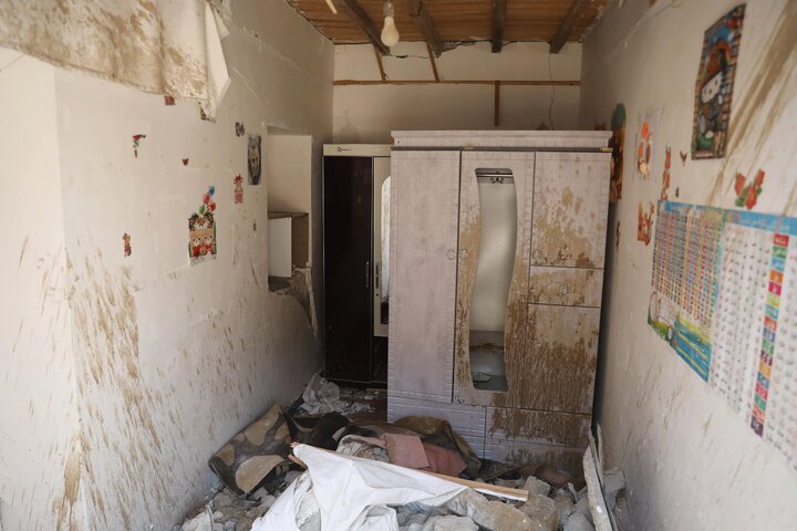 بازدید اعضای کمیسیون امور داخلی کشور از محل اصابت اخیر موشک دشمن  در شهرستان قشم استان هرمزگان