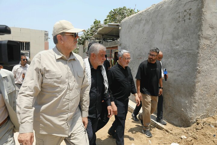 بازدید اعضای کمیسیون امور داخلی کشور از محل اصابت اخیر موشک دشمن  در شهرستان قشم استان هرمزگان
