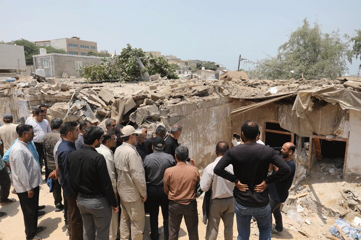 بازدید اعضای کمیسیون امور داخلی کشور از محل اصابت اخیر موشک دشمن  در شهرستان قشم استان هرمزگان
