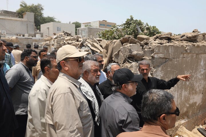 بازدید اعضای کمیسیون امور داخلی کشور از محل اصابت اخیر موشک دشمن  در شهرستان قشم استان هرمزگان
