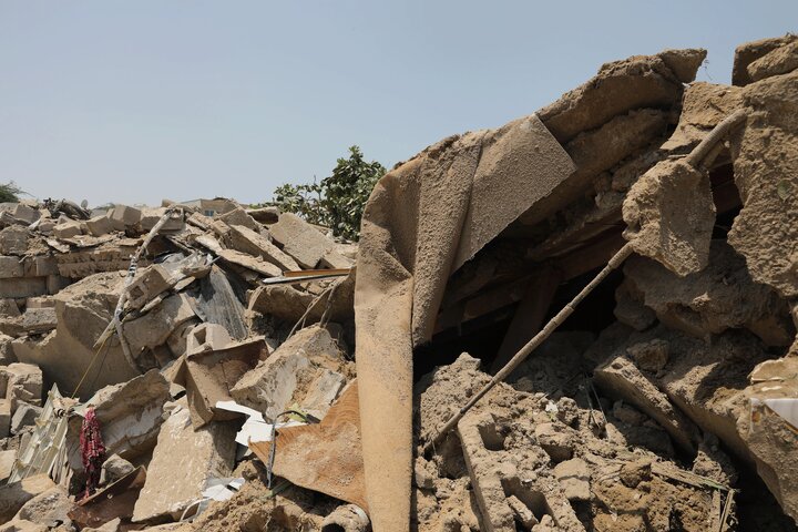 بازدید اعضای کمیسیون امور داخلی کشور از محل اصابت اخیر موشک دشمن  در شهرستان قشم استان هرمزگان