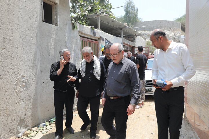 بازدید اعضای کمیسیون امور داخلی کشور از محل اصابت اخیر موشک دشمن  در شهرستان قشم استان هرمزگان