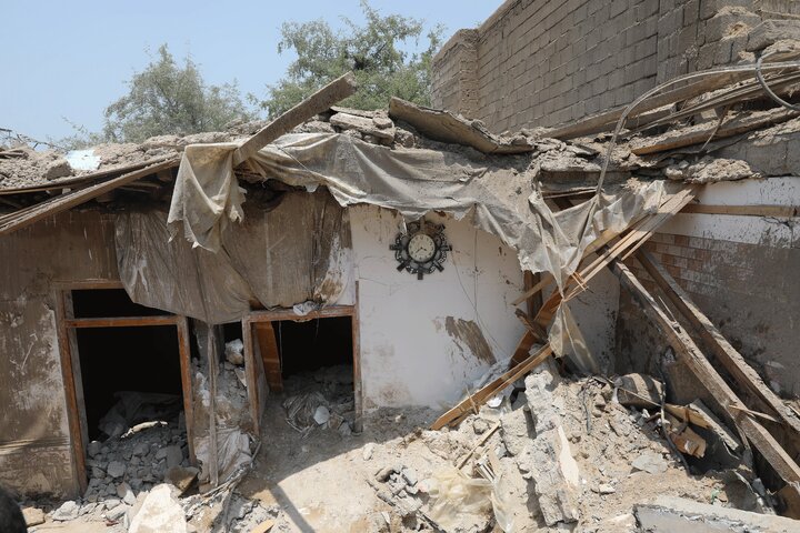بازدید اعضای کمیسیون امور داخلی کشور از محل اصابت اخیر موشک دشمن  در شهرستان قشم استان هرمزگان