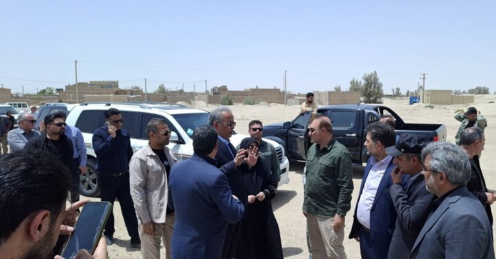 بازدید رئیس سازمان حفاظت محیط زیست کشور از کانون‌های بحرانی ماسه‌های بادی روستای کهک