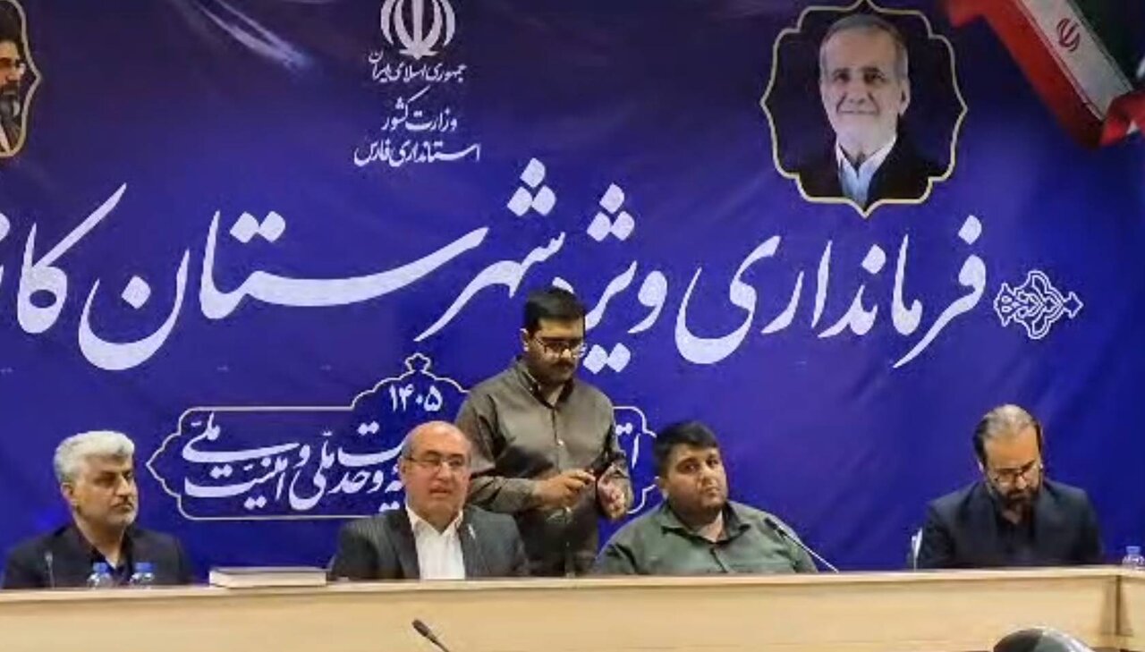 دیدار چهرهبهچهره دکتر دهقان ناصرآبادی با مردم در فرمانداری کازرون