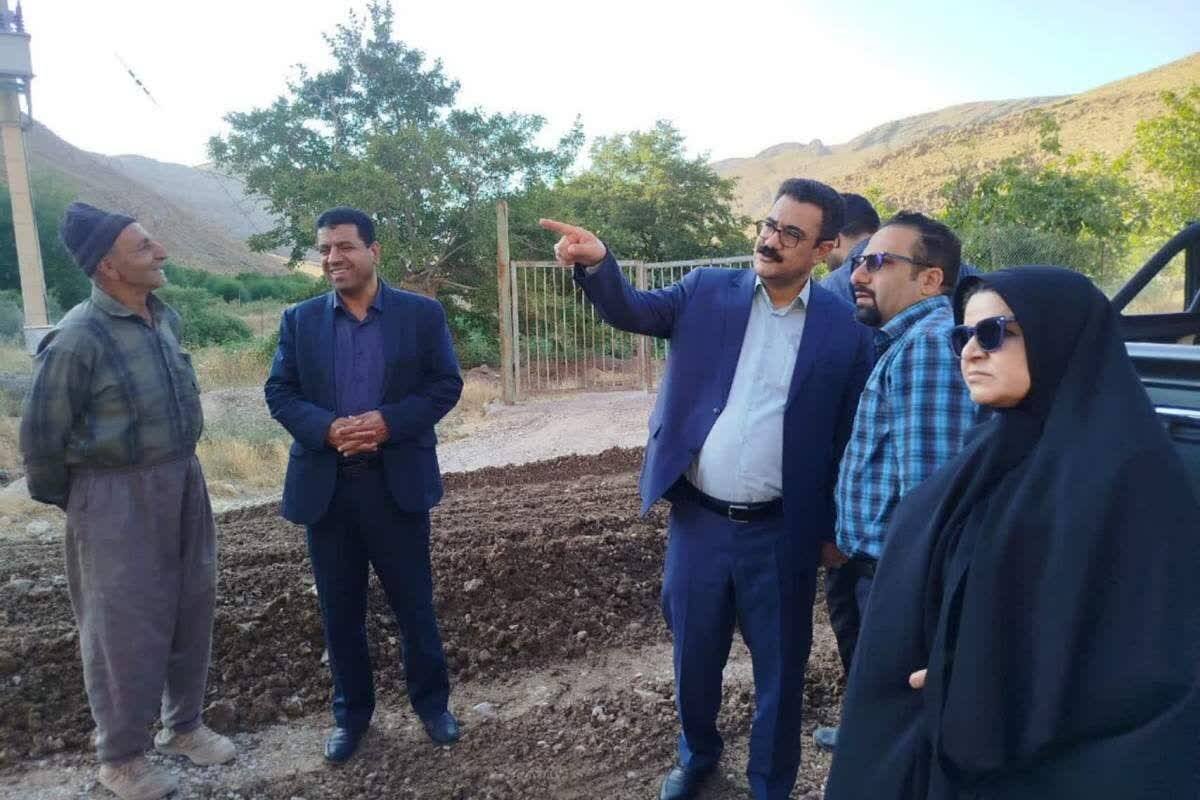 به همت امامی‌راد مسیر روستای گروه چناران آماده آسفالت می‌شود/ آسفالت راه‌های روستایی با تأمین اعتبار و قیر رایگان در دستور کار قرار گرفت