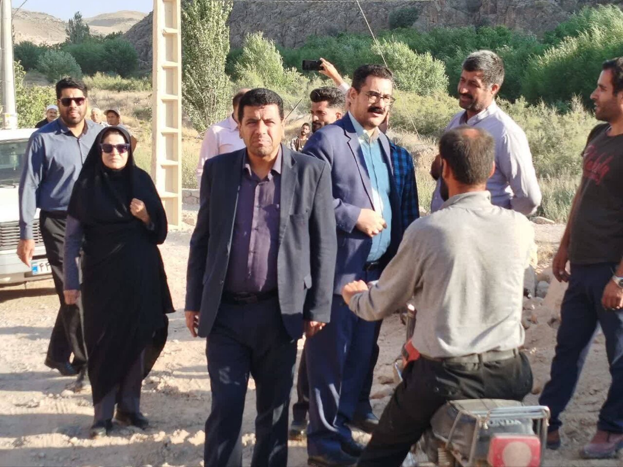 به همت امامیراد مسیر روستای گروه چناران آماده آسفالت میشود/ آسفالت راههای روستایی با تأمین اعتبار و قیر رایگان در دستور کار قرار گرفت