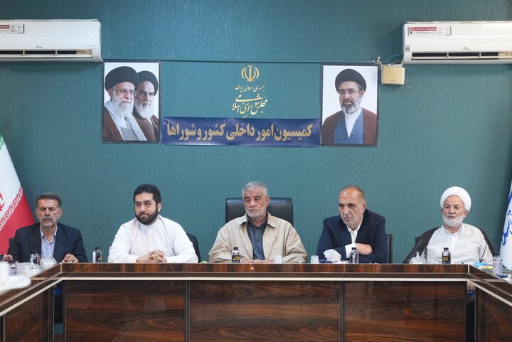 جلسه کمیسیون شوراها با موضوع تبدیل آرا تخریب بنای غیرمجاز