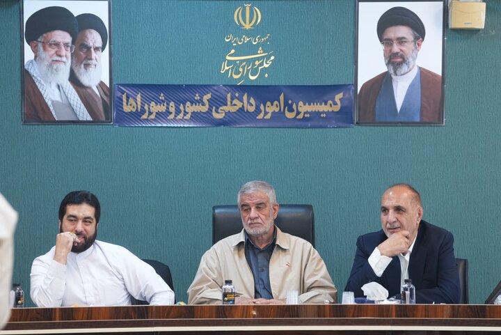 جلسه کمیسیون شوراها با موضوع تبدیل آرا تخریب بنای غیرمجاز