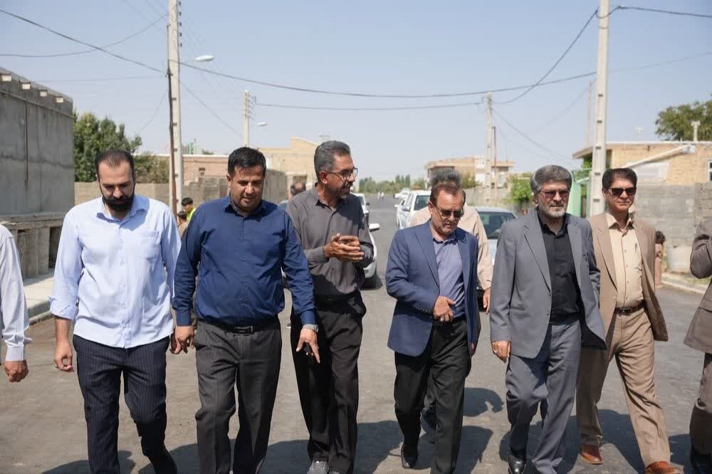 بازدید احمدی از اجرای طرح هادی و عملیات آسفالت‌ریزی روستاهای بخش مرکزی میاندوآب