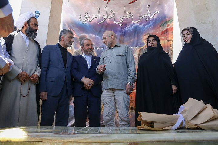 حضور دکتر قالیباف بر سر مزار رئیسعلی دلواری - نجف اشرف