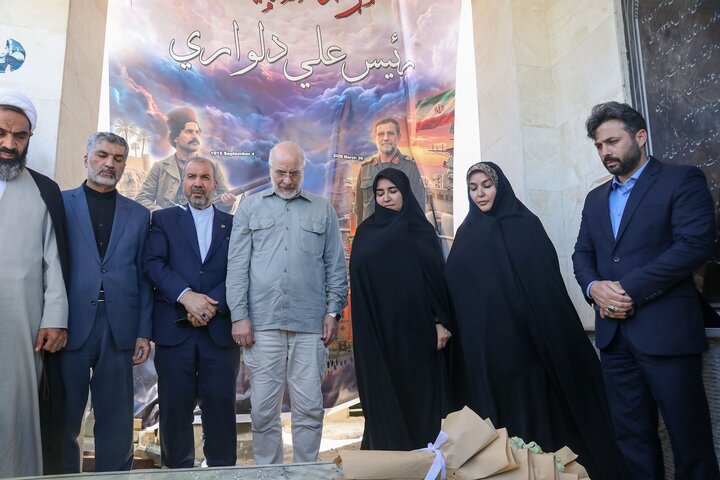 حضور دکتر قالیباف بر سر مزار رئیسعلی دلواری - نجف اشرف