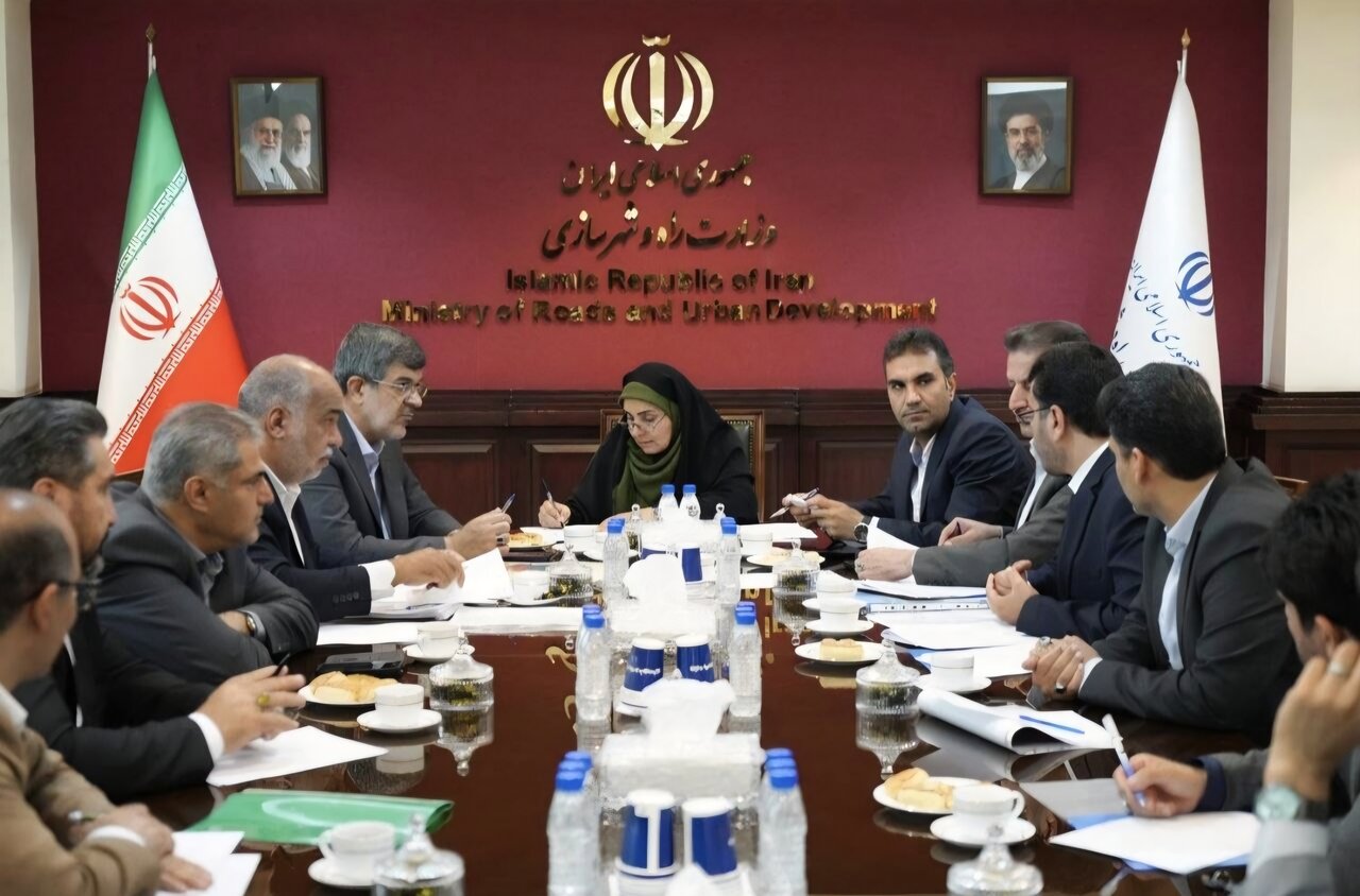 نشست پوردهقان با وزیر راه برای پیگیری پروژه های راه و مسکن اردکان 