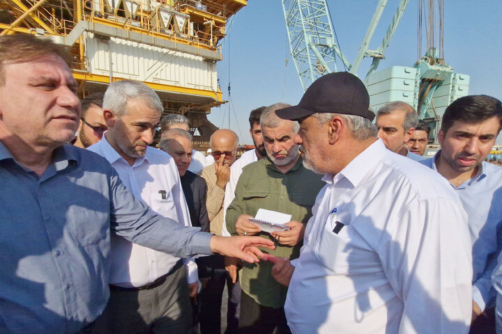 آغاز عملیات بارگیری و حمل سکوی مسکونی Q۴ میدان نفتی رشادت با حضور نایب‌رئیس مجلس