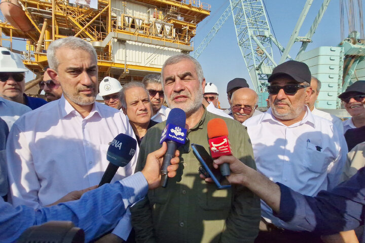 آغاز عملیات بارگیری و حمل سکوی مسکونی Q۴ میدان نفتی رشادت با حضور نایب‌رئیس مجلس
