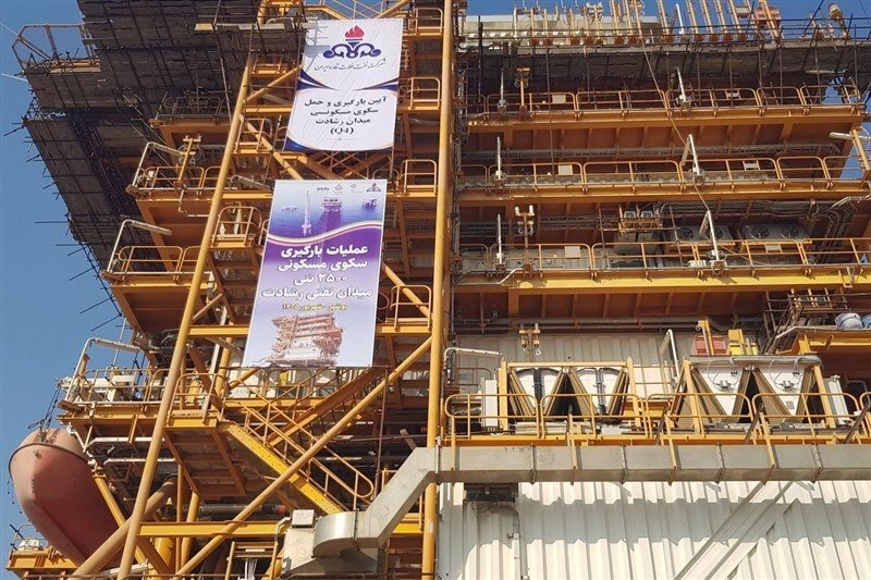عملیات بارگیری و حمل سکوی مسکونی Q۴ میدان نفتی رشادت با وزن ۲۵۰۰ تن آغاز شد