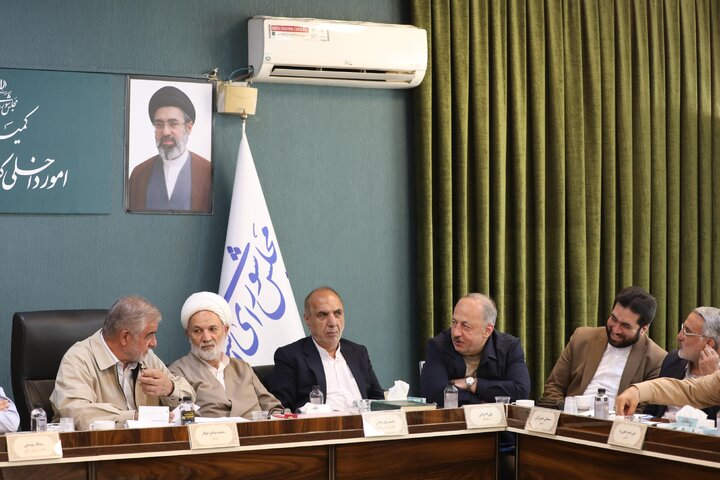 نشست کمیسیون شوراها برای بررسی طرح تحقیق و تفحص مدیریت پسماند استان گیلان