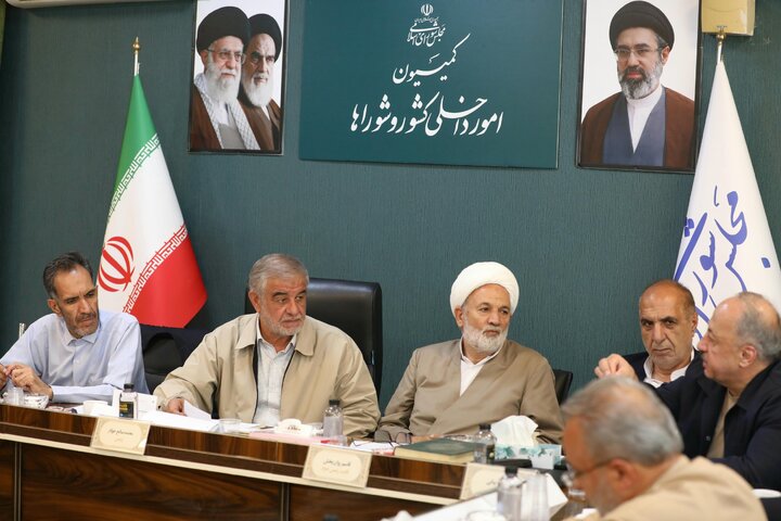 نشست کمیسیون شوراها برای بررسی طرح تحقیق و تفحص مدیریت پسماند استان گیلان