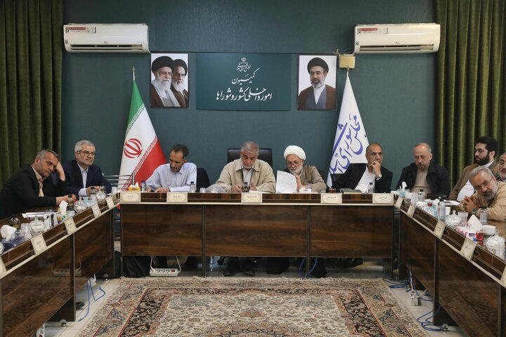 نشست کمیسیون شوراها برای بررسی طرح تحقیق و تفحص مدیریت پسماند استان گیلان