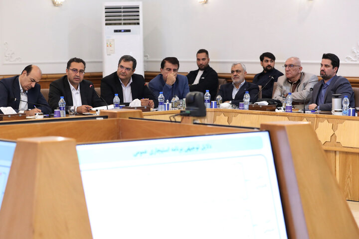 نشست اعضای کمیسیون شوراها با وزیر و معاونین وزارت راه و شهرسازی