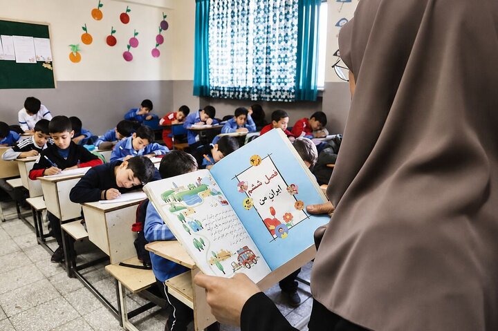 کمبود اعتبار نباید بهانه‌ای برای بلاتکلیفی معلمان غیررسمی باشد