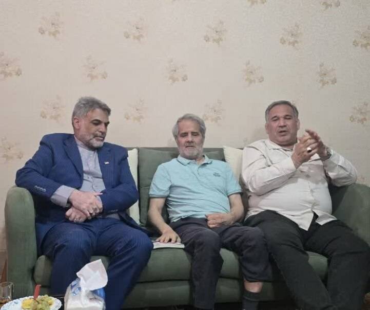 از کوچه‌های خرمشهر تا سنگر اقتصاد/دیدار رئیس و سخنگوی کمیسیون اقتصادی مجلس با سید صالح موسوی، قهرمان خرمشهری/مسیر ایثار فراموش‌شدنی نیست