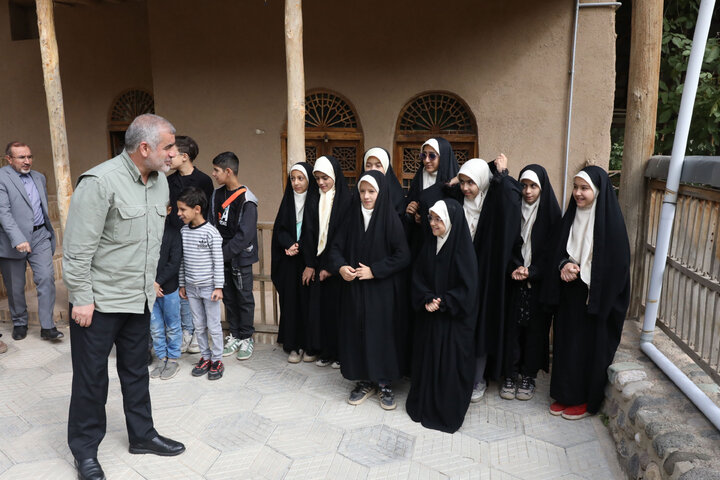 بازدید نیکزاد نایب رئیس مجلس از منزل شهید آیت الله طالقانی