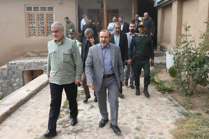 بازدید نیکزاد نایب رئیس مجلس از منزل شهید آیت الله طالقانی