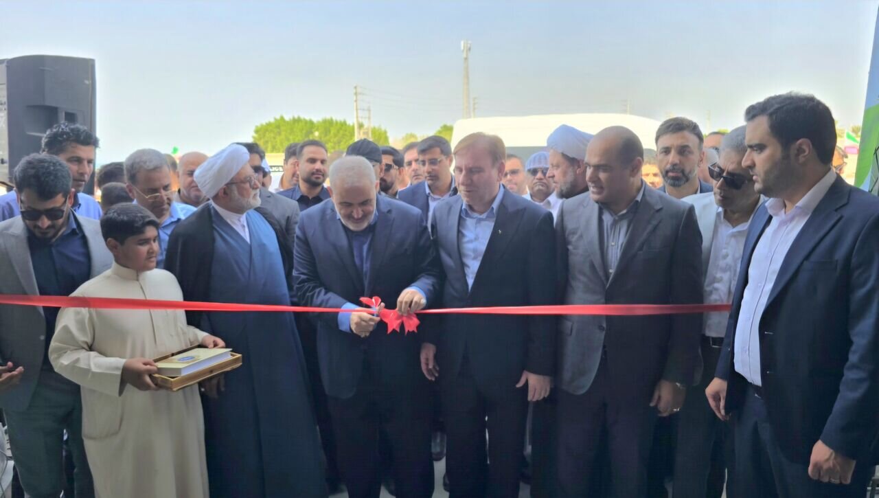 اولین آب‌شیرین‌کن هوشمند کشور در عسلویه راه‌اندازی شد/بهره برداری از آب‌شیرین‌کن پنج هزار مترمکعبی شهر «بنک» کنگان