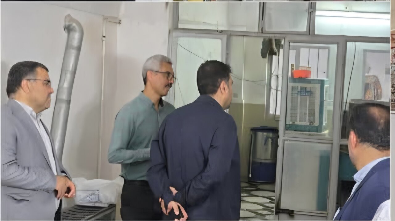 حضور پوردهقان در منازل خانوادههای تحت پوشش بهزیستی