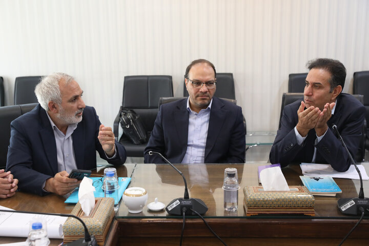 جلسه بررسی مشکلات بازنشستگان روستایی با حضور نایب رئیس مجلس