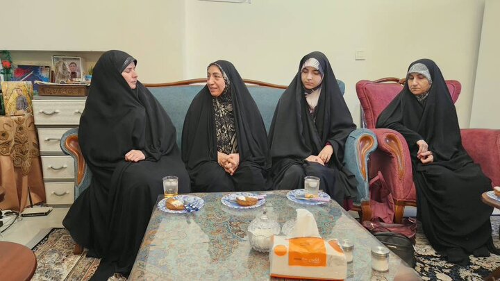 دیدار الهام آزاد با خانواده شهید احسان ذاکری/ابلاغ پیام رئیس مجلس به خانواده شهید