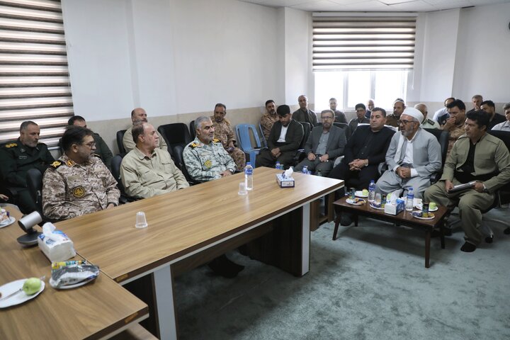 حاجی بابایی در جمع رزمندگان قرارگاه تیپ ۳۲ انصارالحسین (ع)